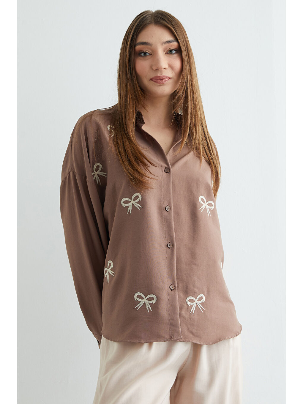 Kahverengi Fiyonk Nakışlı Oversize Gömlek-2