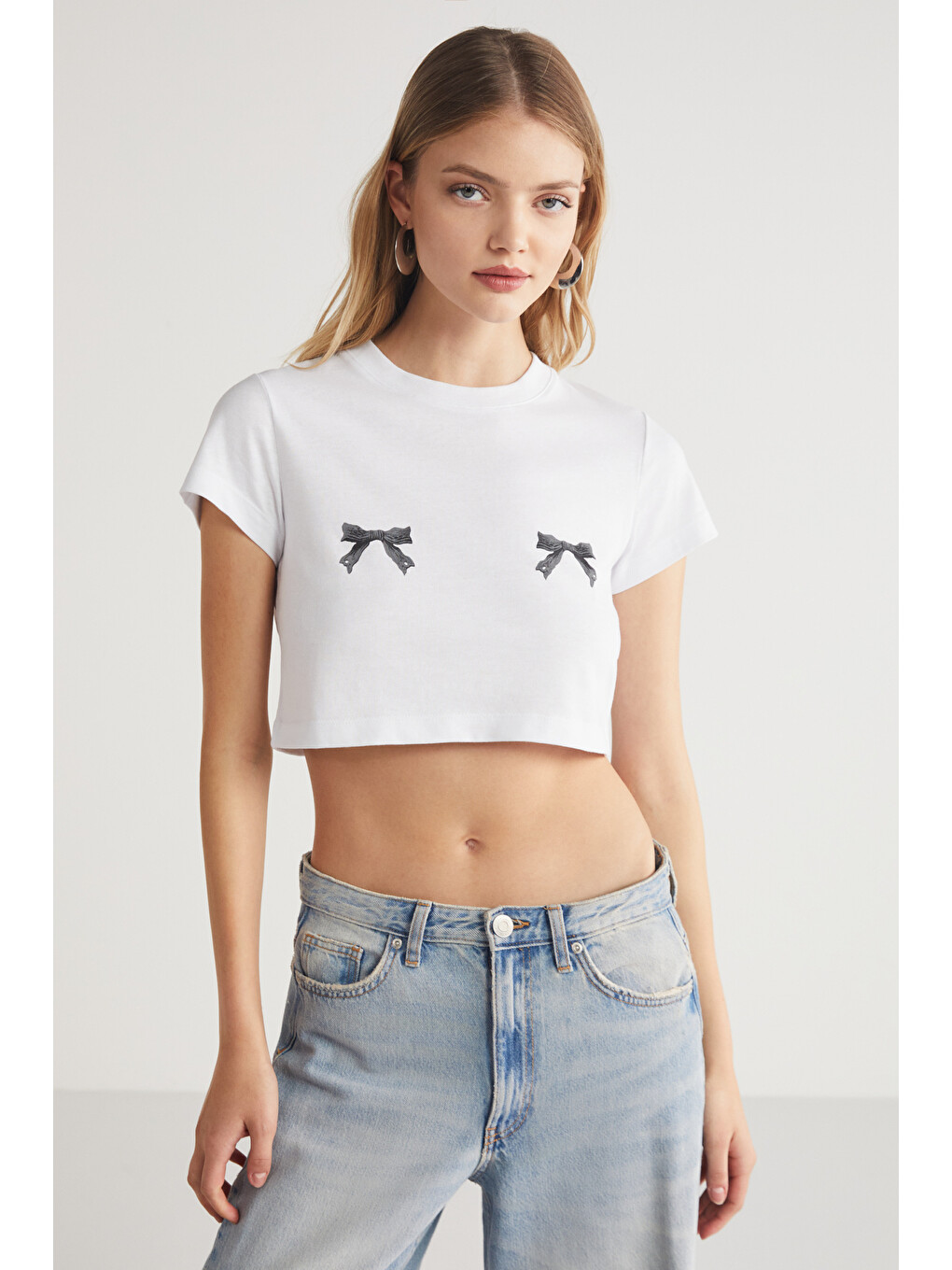 Krım Kadın Kurdele Baskı Detaylı %100 Organik Pamuklu Bisiklet Yaka Crop Beyaz T-shirt