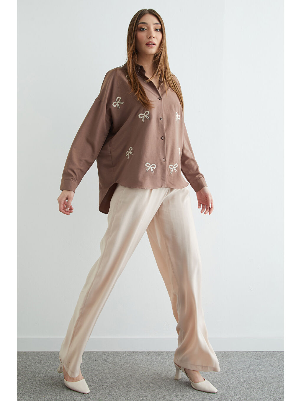 Kahverengi Fiyonk Nakışlı Oversize Gömlek-3