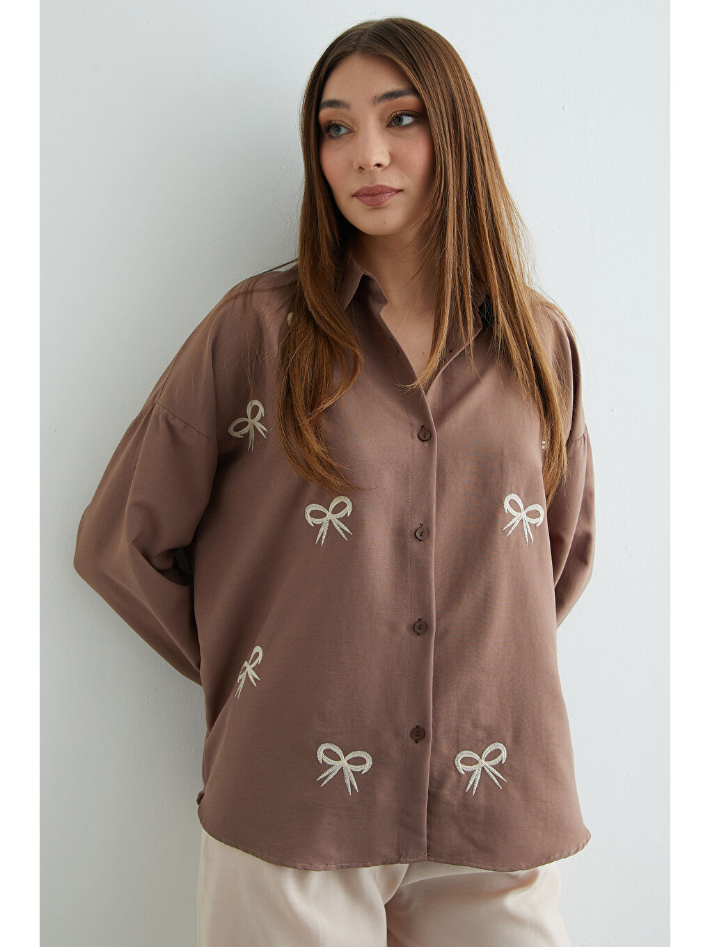 Kahverengi Fiyonk Nakışlı Oversize Gömlek-4