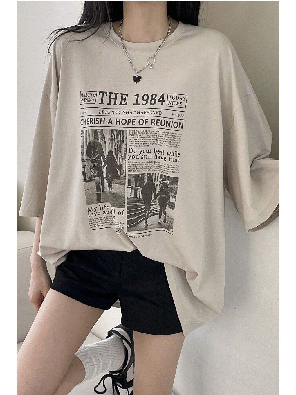 Kadın Bej Bisiklet Yaka 1984 Gazete Baskılı Oversize T Shirt