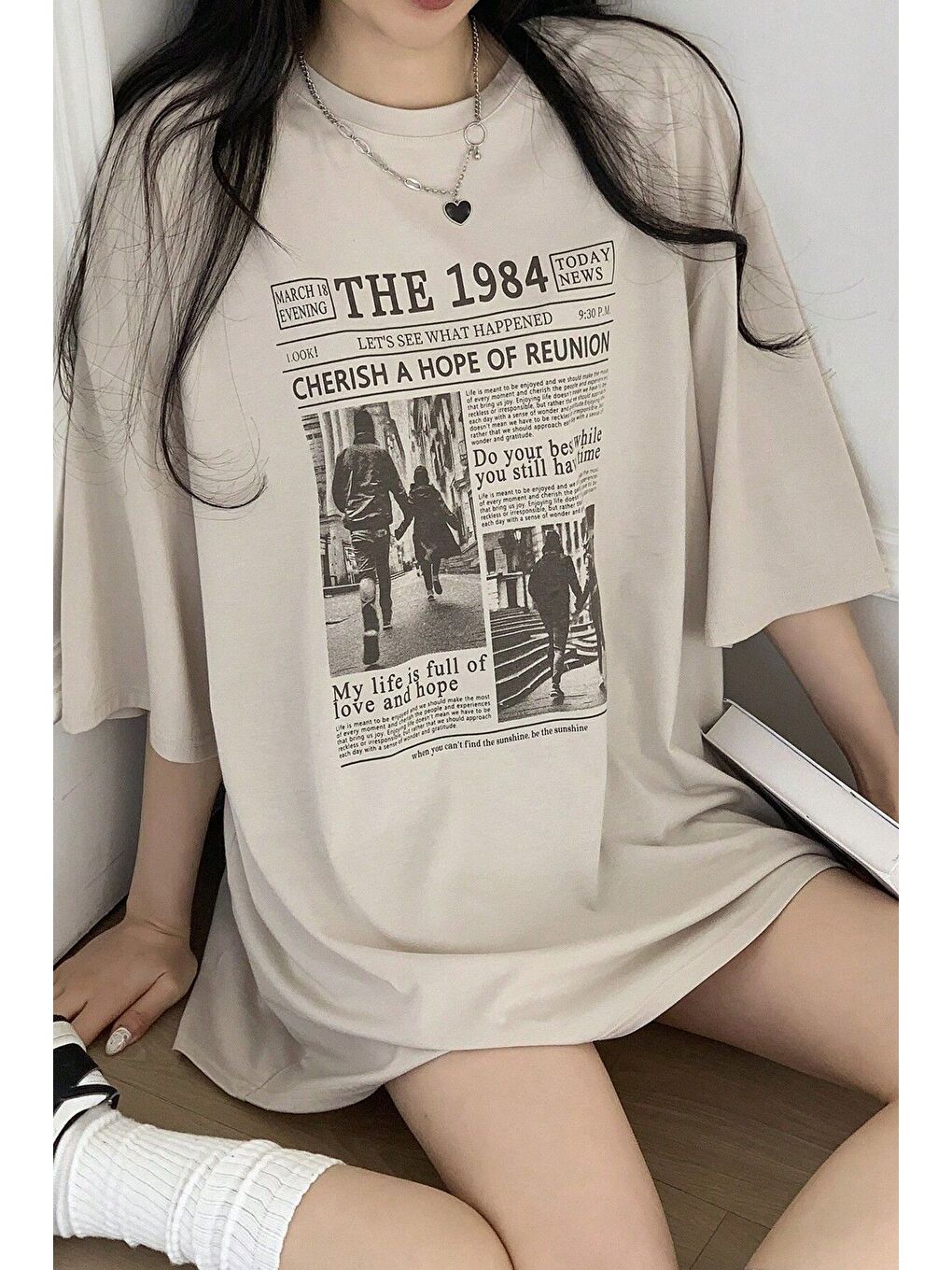 Kadın Bej Bisiklet Yaka 1984 Gazete Baskılı Oversize T Shirt-1