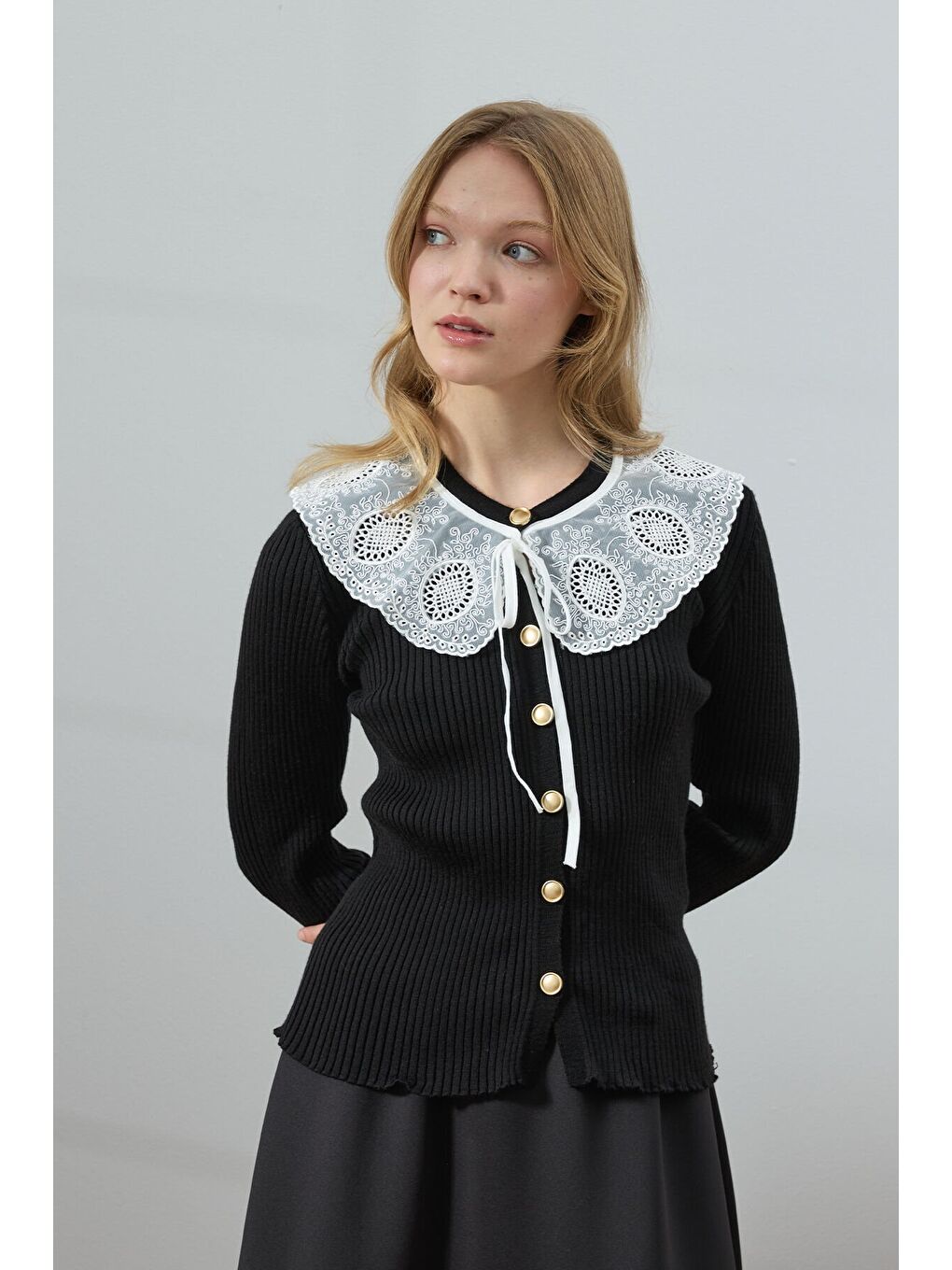 Siyah Beyaz Yakalı Triko Hırka