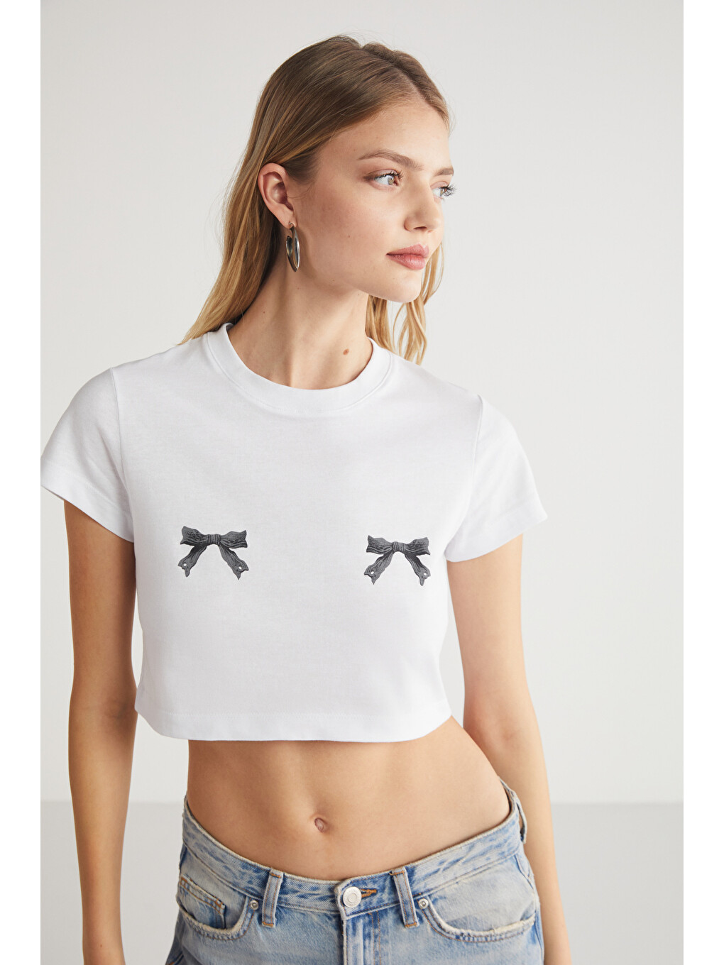 Krım Kadın Kurdele Baskı Detaylı %100 Organik Pamuklu Bisiklet Yaka Crop Beyaz T-shirt-4