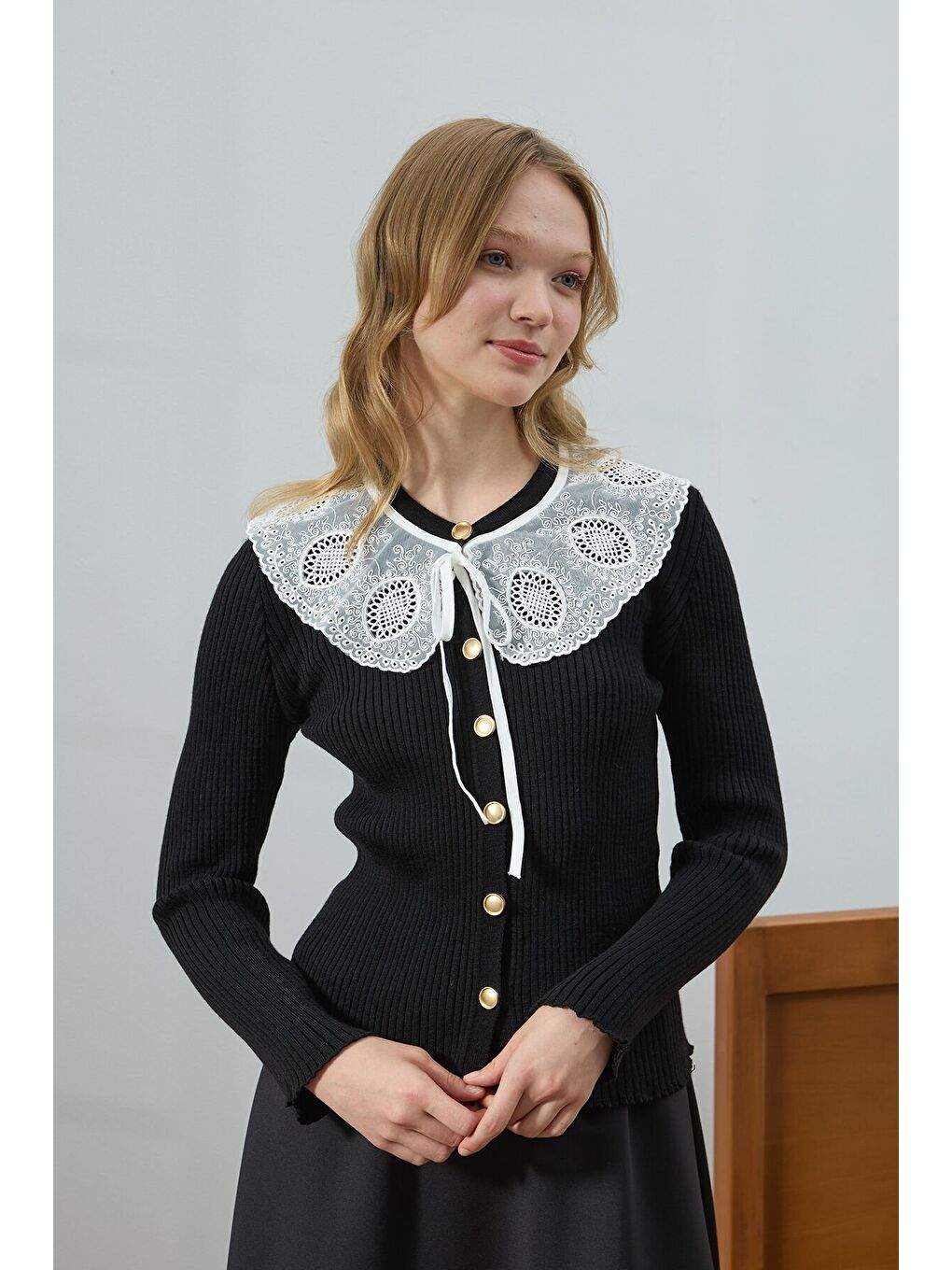 Siyah Beyaz Yakalı Triko Hırka-1