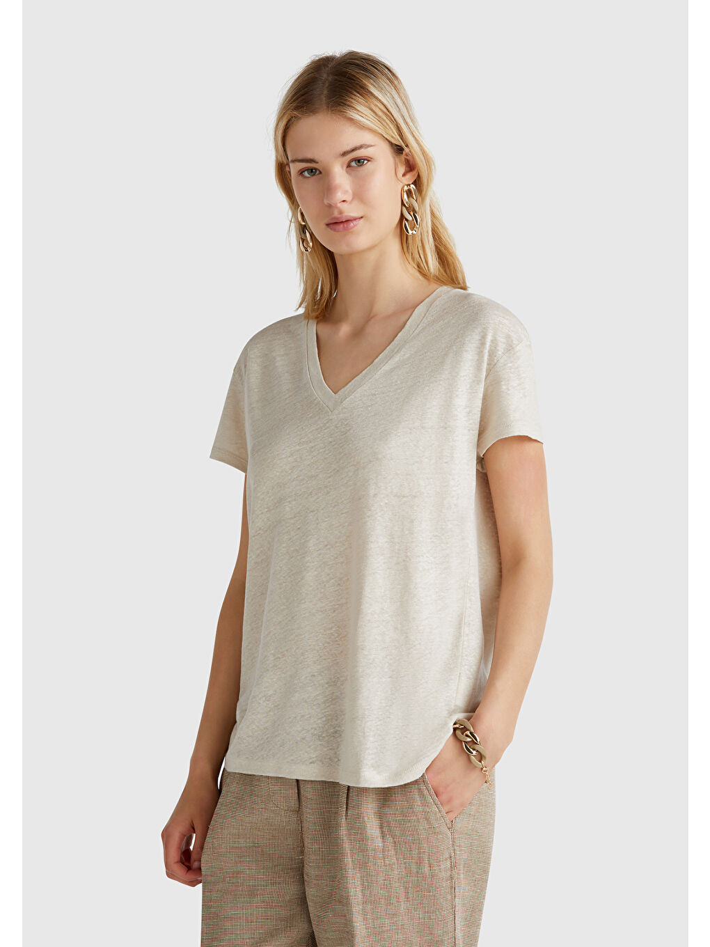 Bej Kadın Taş Rengi %100 Keten Düşük Omuzlu Relax Fit V Yaka T-Shirt