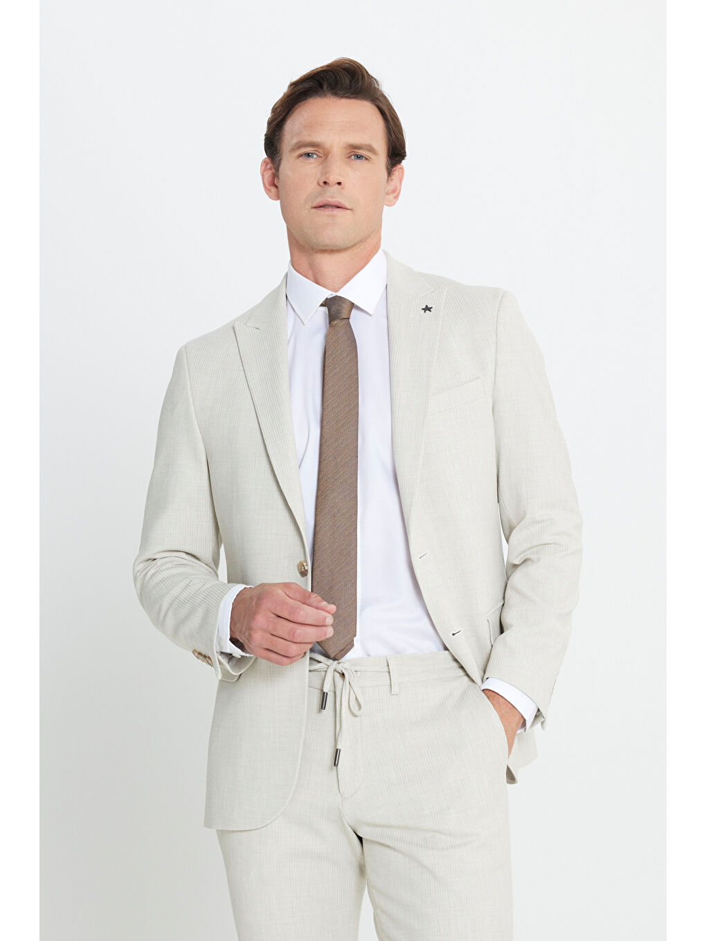 Bej Erkek Taş Slim Fit Dar Kesim Kırlangıç Yaka Beli Bağlamalı Kapak Cepli Çizgili Esnek Takım Elbise