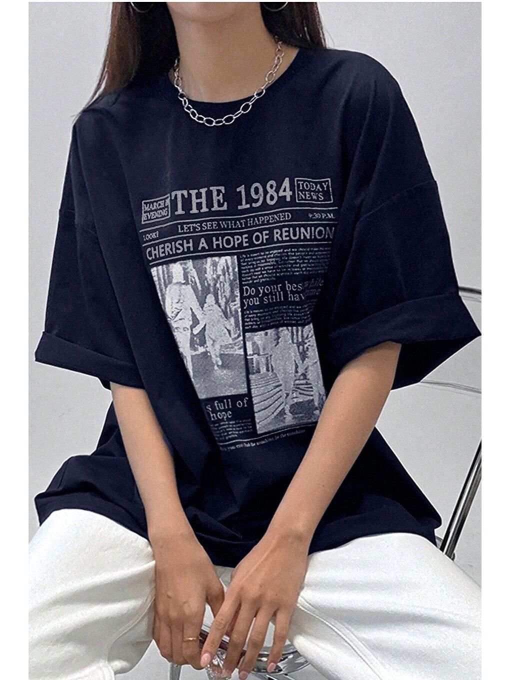 Kadın Lacivert Bisiklet Yaka 1984 Gazete Baskılı Oversize T Shirt