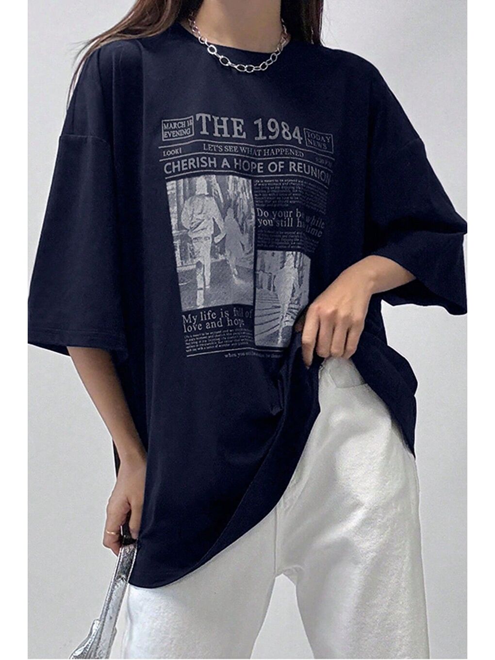 Kadın Lacivert Bisiklet Yaka 1984 Gazete Baskılı Oversize T Shirt-1