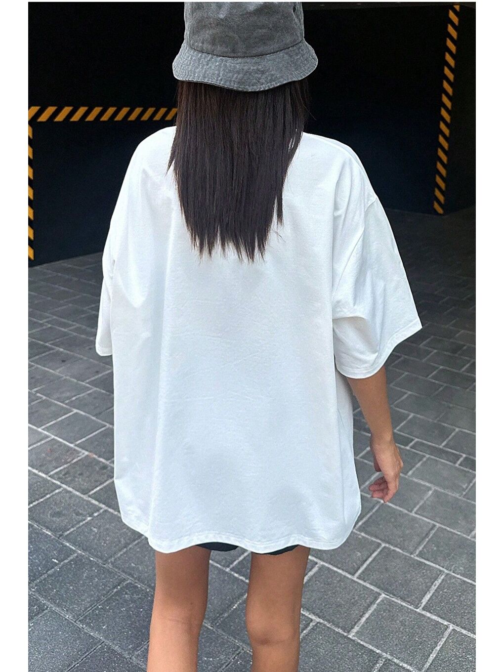 Kadın Beyaz Bisiklet Yaka 1984 Gazete Baskılı Oversize T Shirt-1