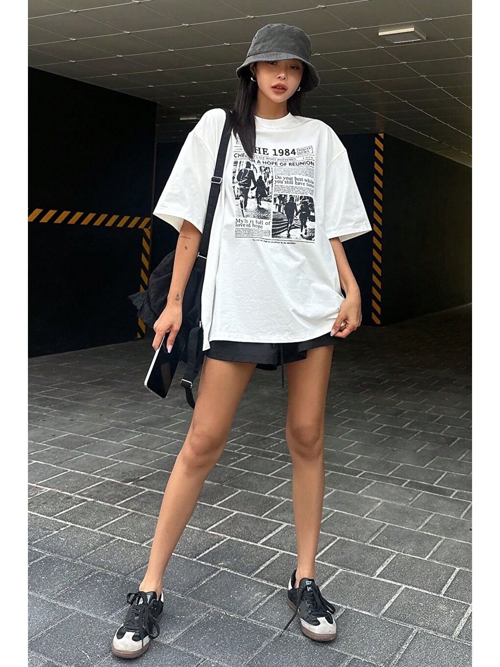 Kadın Beyaz Bisiklet Yaka 1984 Gazete Baskılı Oversize T Shirt-2