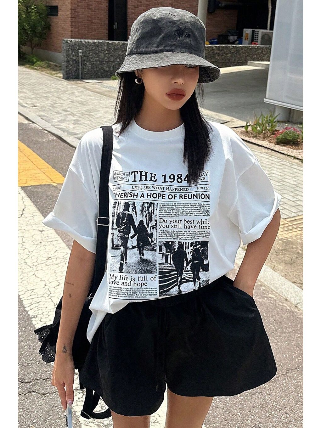 Kadın Beyaz Bisiklet Yaka 1984 Gazete Baskılı Oversize T Shirt-5