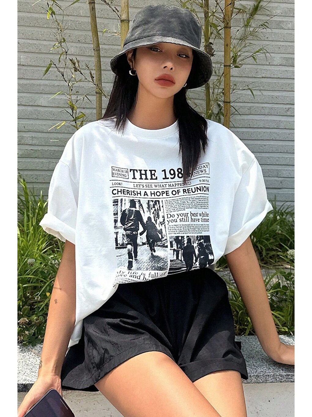 Kadın Beyaz Bisiklet Yaka 1984 Gazete Baskılı Oversize T Shirt-6