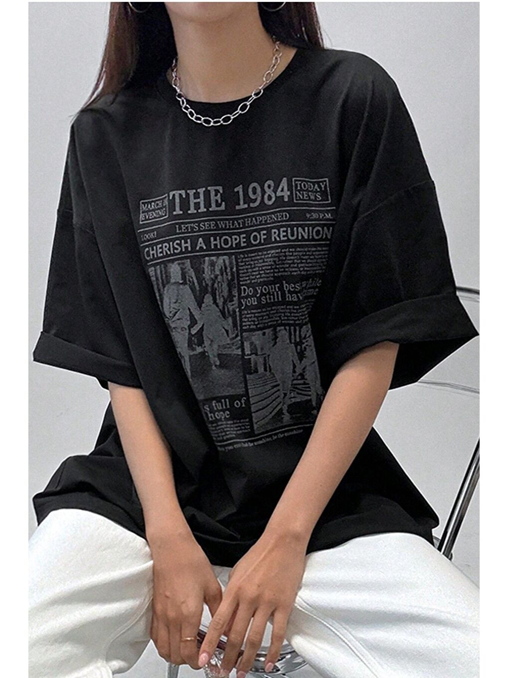 Kadın Siyah Bisiklet Yaka 1984 Gazete Baskılı Oversize T Shirt