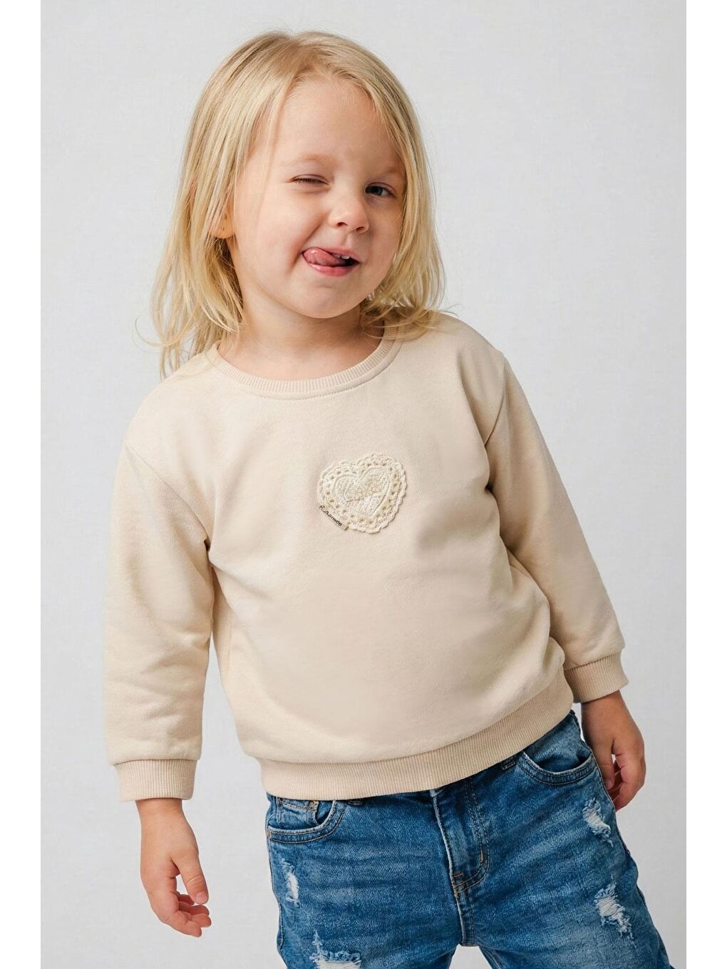 Ekru Kız Çocuk Sweatshirt Güpürlü Kalp Arma Detaylı Krem (2-6 Yaş)