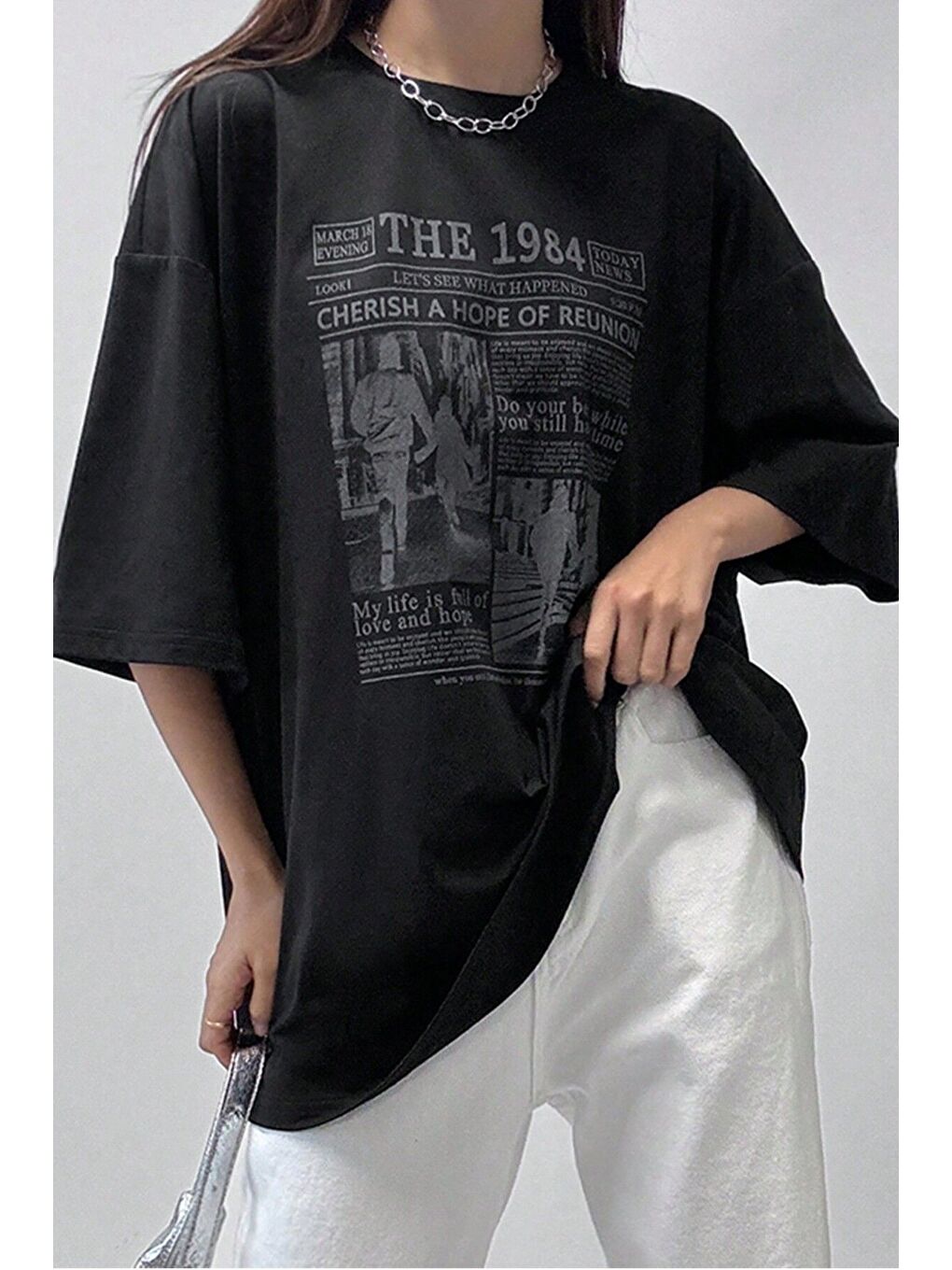 Kadın Siyah Bisiklet Yaka 1984 Gazete Baskılı Oversize T Shirt-1