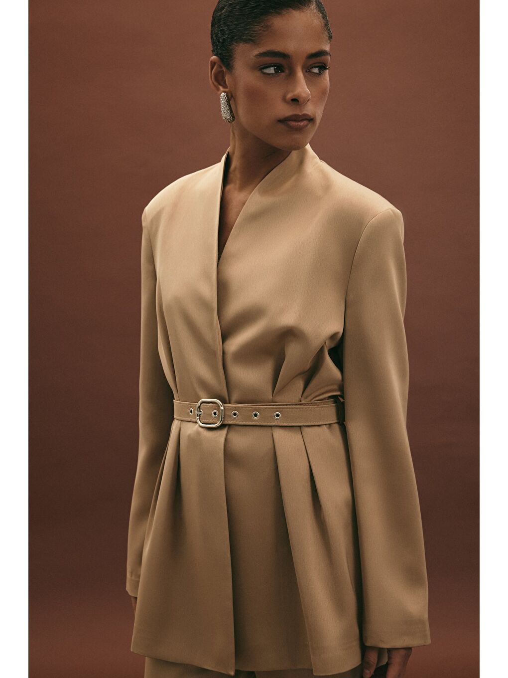 Bej Lisa Kemerli Saten Ceket - Vizon-1