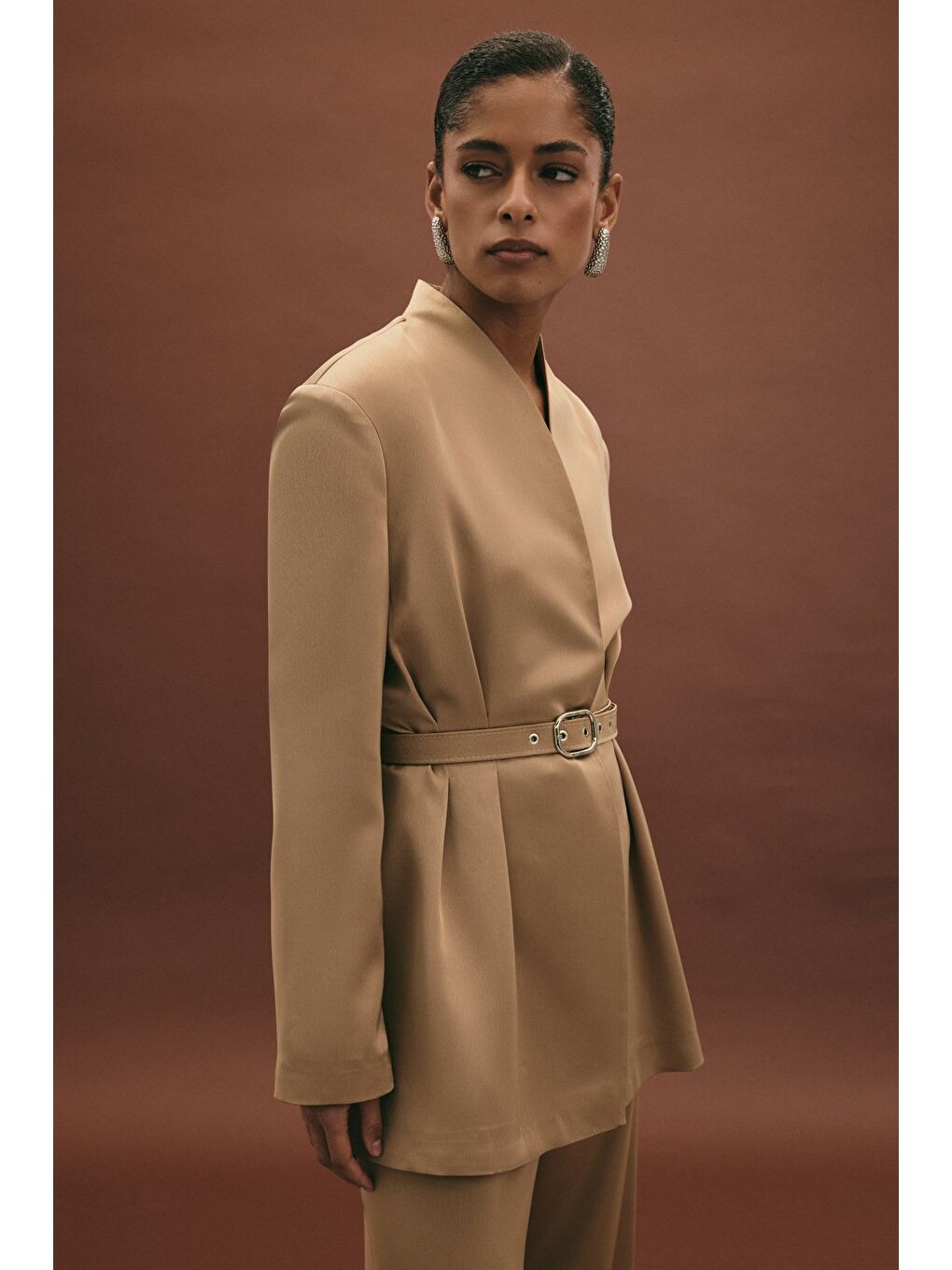 Bej Lisa Kemerli Saten Ceket - Vizon-3