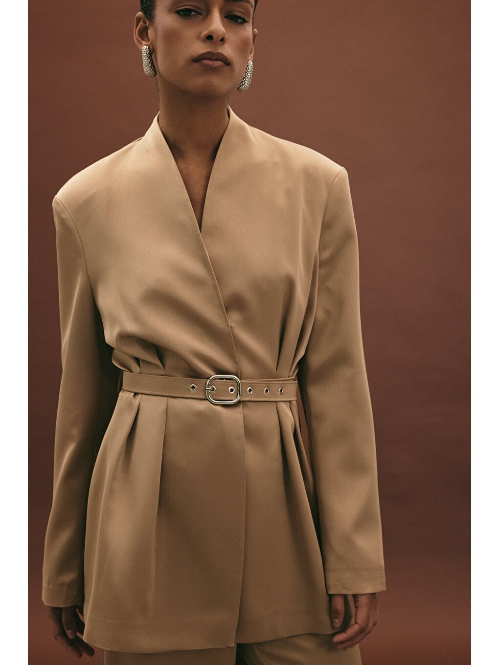 Bej Lisa Kemerli Saten Ceket - Vizon-5