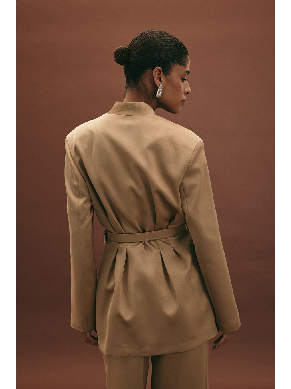 Bej Lisa Kemerli Saten Ceket - Vizon-6