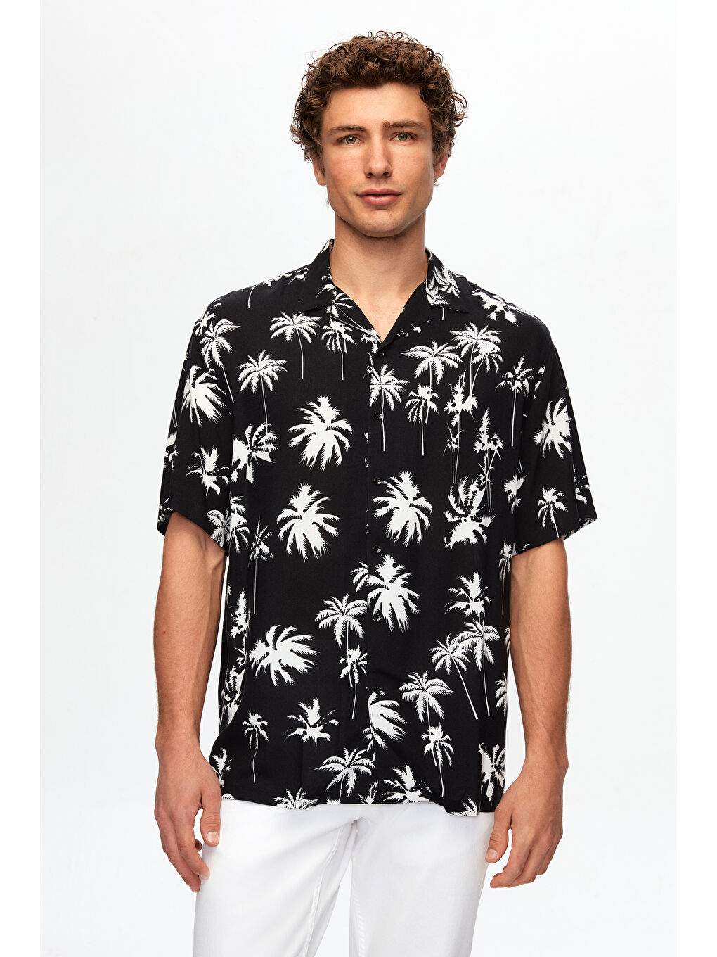 Relaxed Siyah Desenli Palmiye Desenli Kısa Kollu Yazlık Viskon Gömlek
