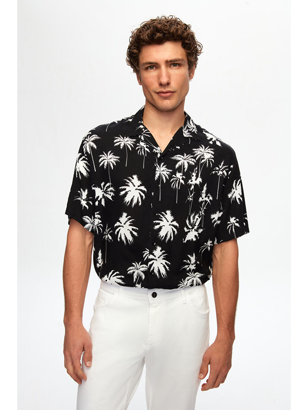 Relaxed Siyah Desenli Palmiye Desenli Kısa Kollu Yazlık Viskon Gömlek-1