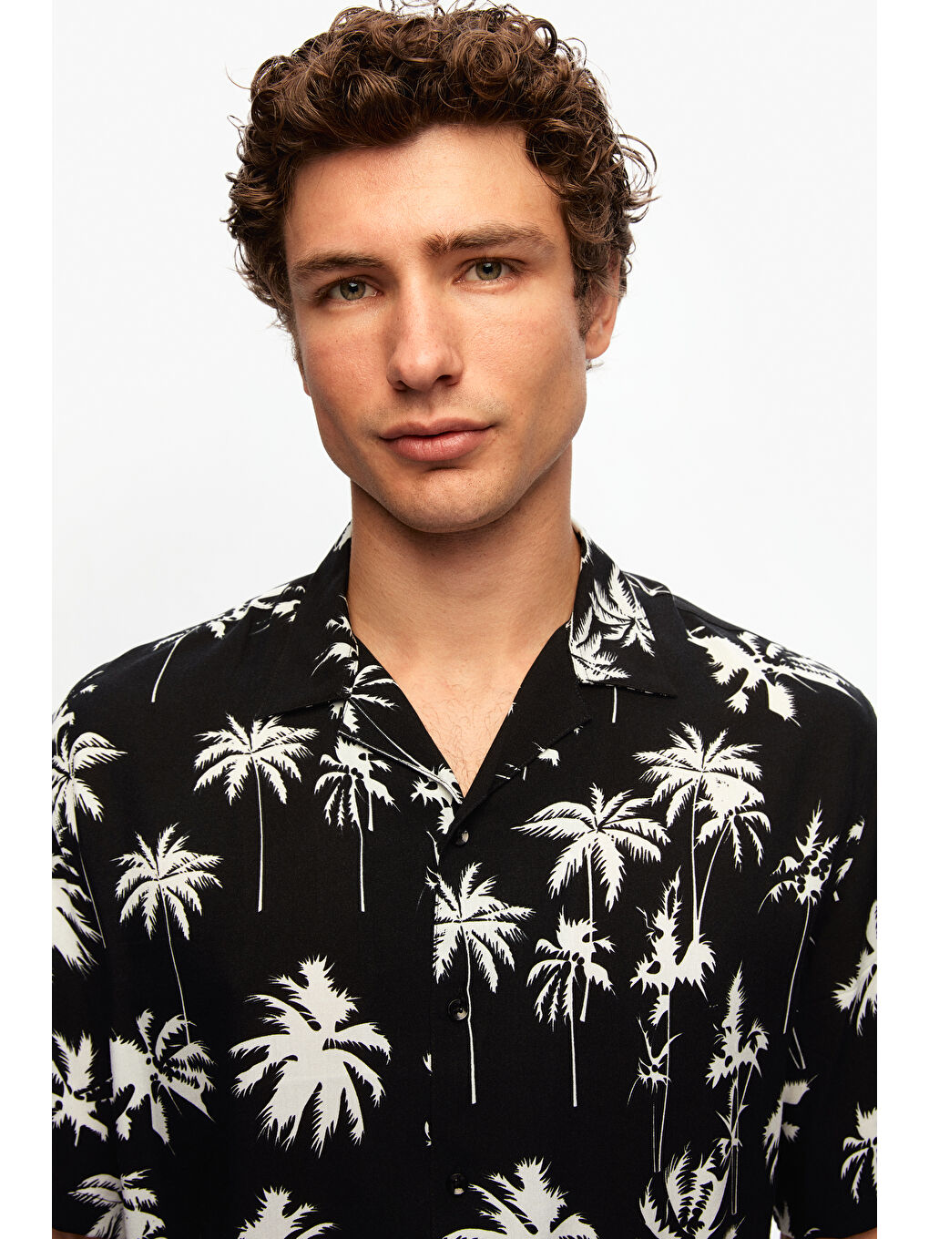 Relaxed Siyah Desenli Palmiye Desenli Kısa Kollu Yazlık Viskon Gömlek-2