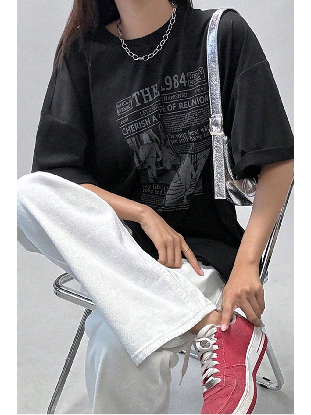 Kadın Siyah Bisiklet Yaka 1984 Gazete Baskılı Oversize T Shirt-6