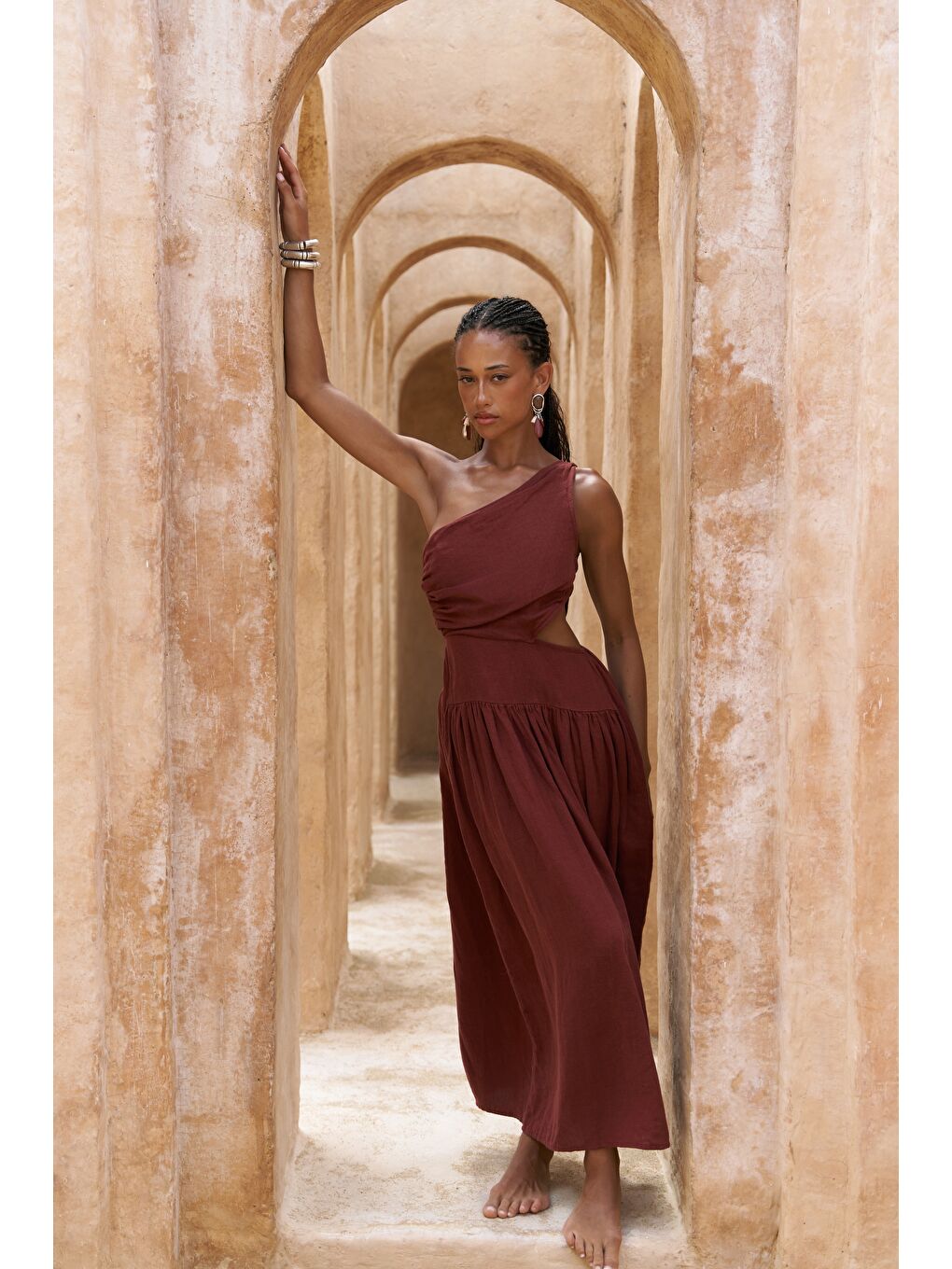 Kahverengi Mharia Asimetrik Detay Kiremit Uzun Keten Elbise