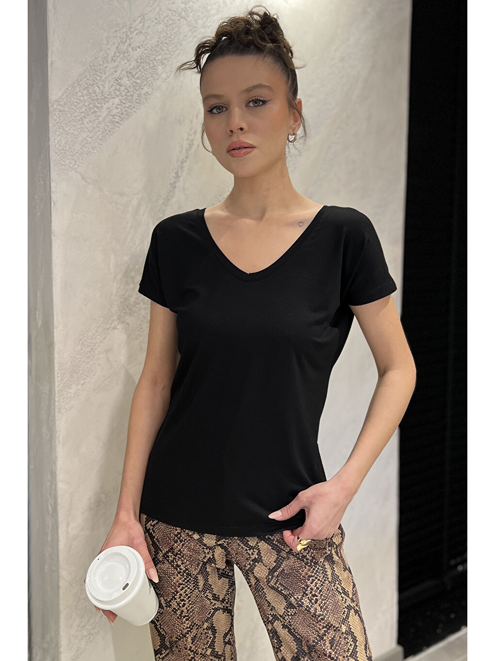 Siyah Ön Arka V Yaka Kadın Tişört-1