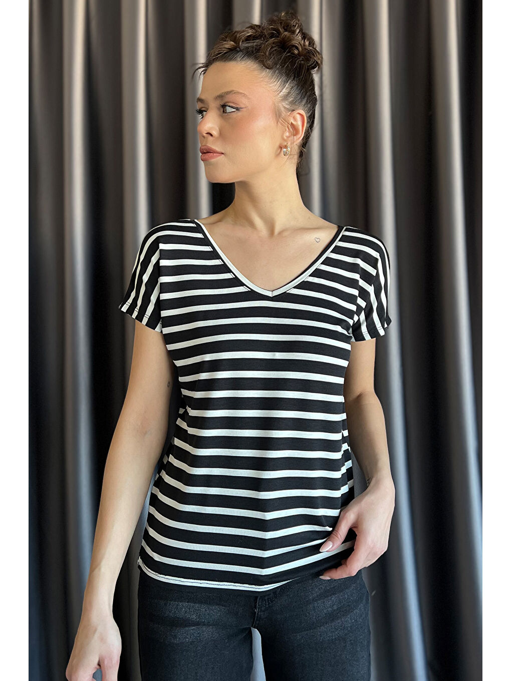 Siyah Ön Arka V Yaka Kadın Tişört-1