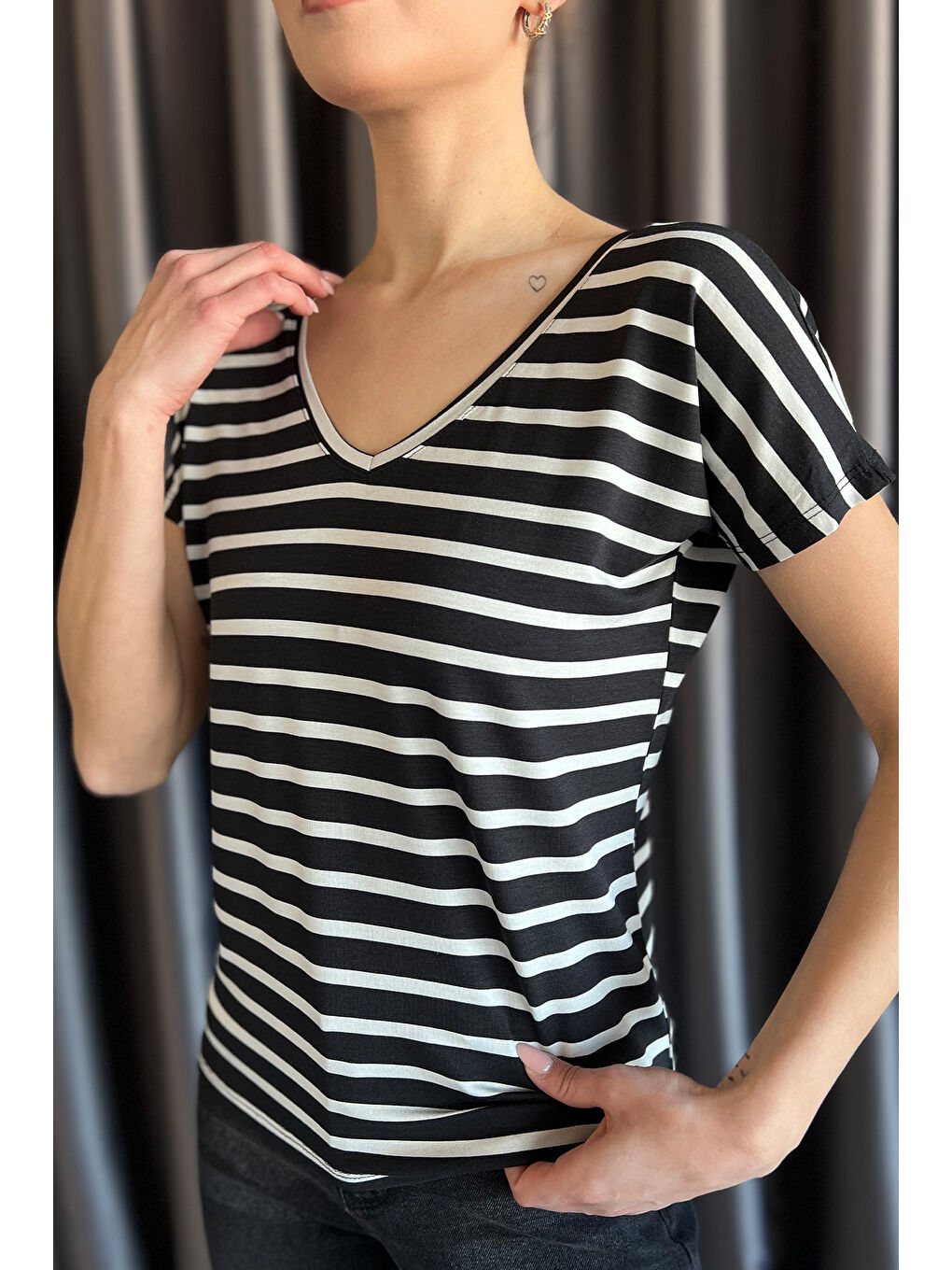 Siyah Ön Arka V Yaka Kadın Tişört-2