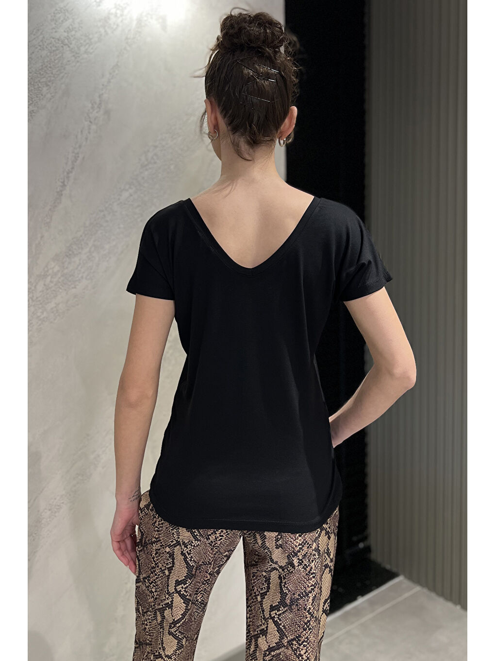 Siyah Ön Arka V Yaka Kadın Tişört-2