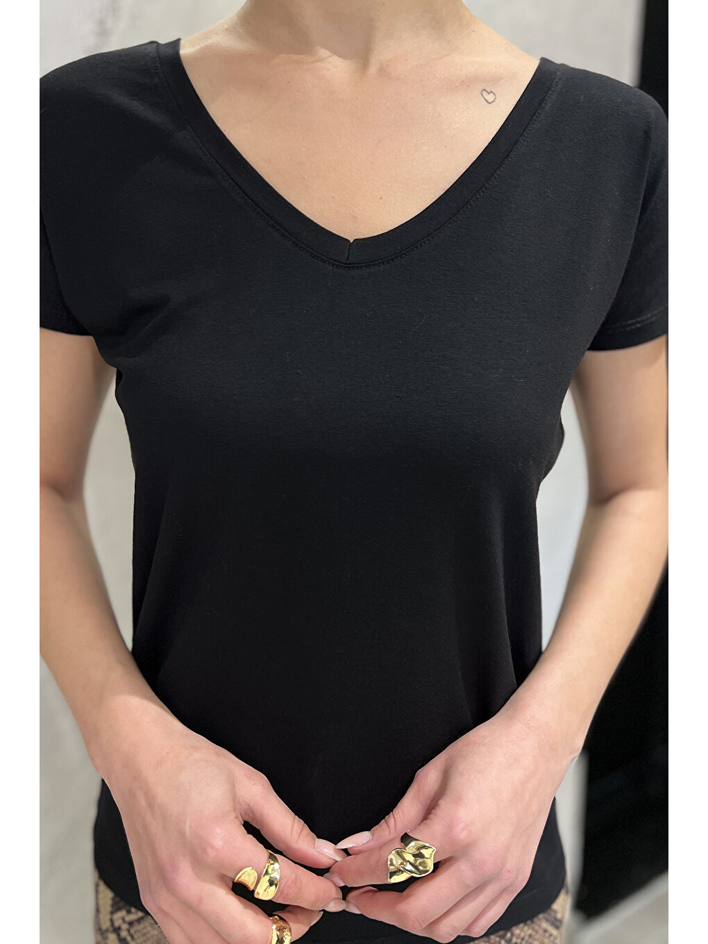 Siyah Ön Arka V Yaka Kadın Tişört-3