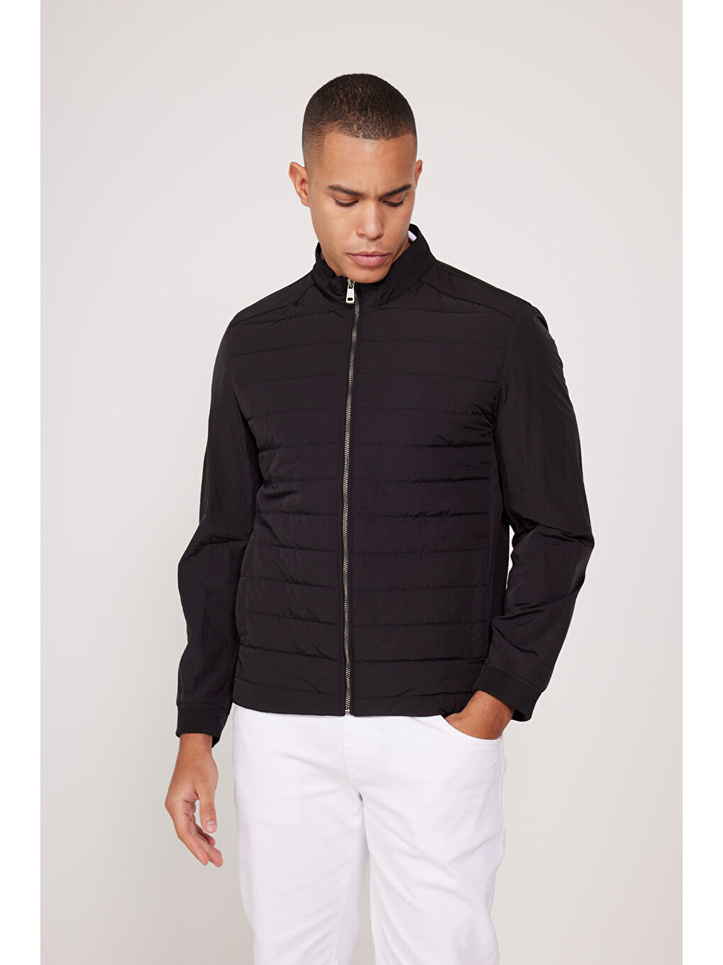 Erkek Siyah Standart Fit Normal Kesim Dik Yaka Desenli Mont-2