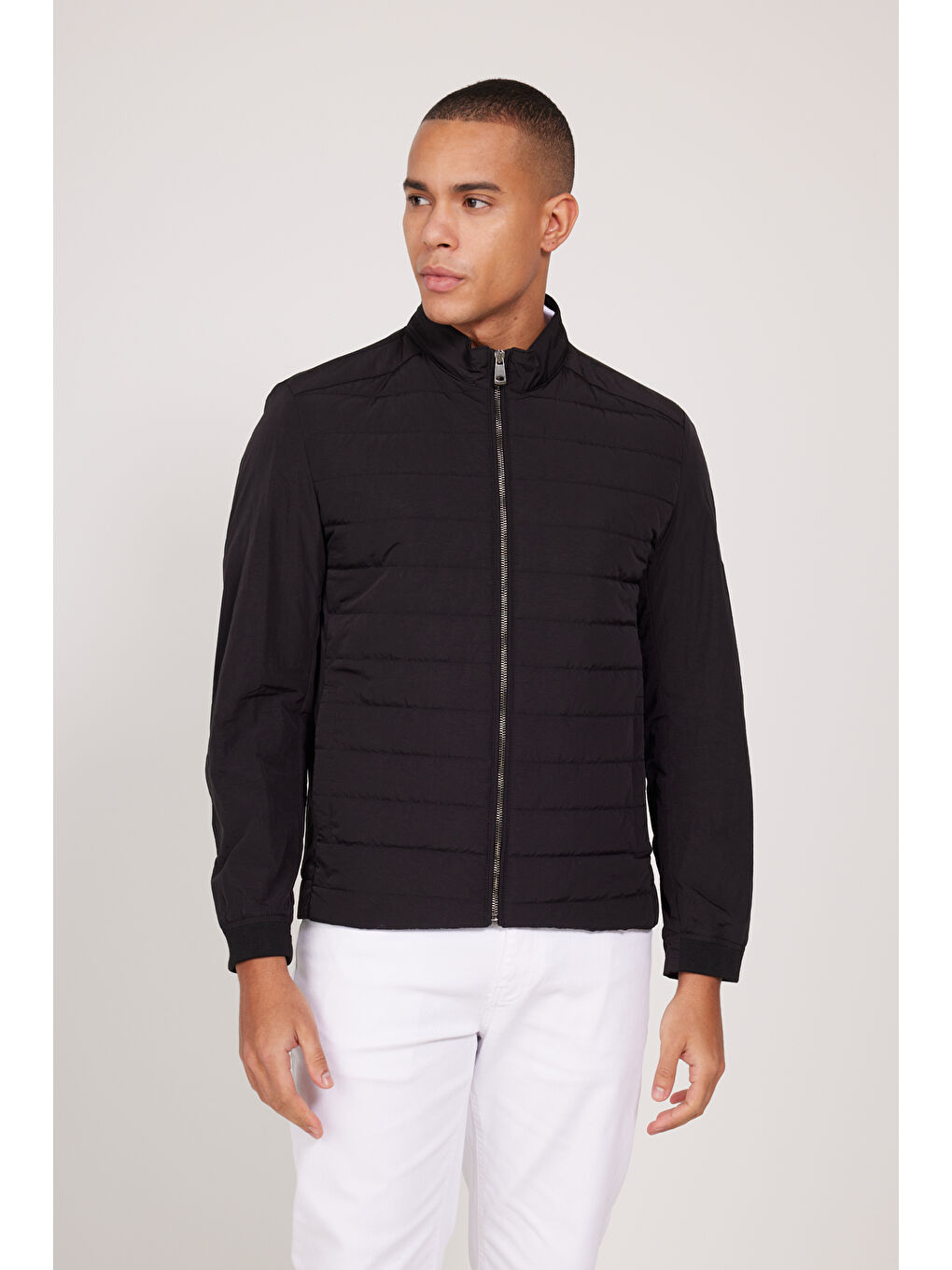 Erkek Siyah Standart Fit Normal Kesim Dik Yaka Desenli Mont-4