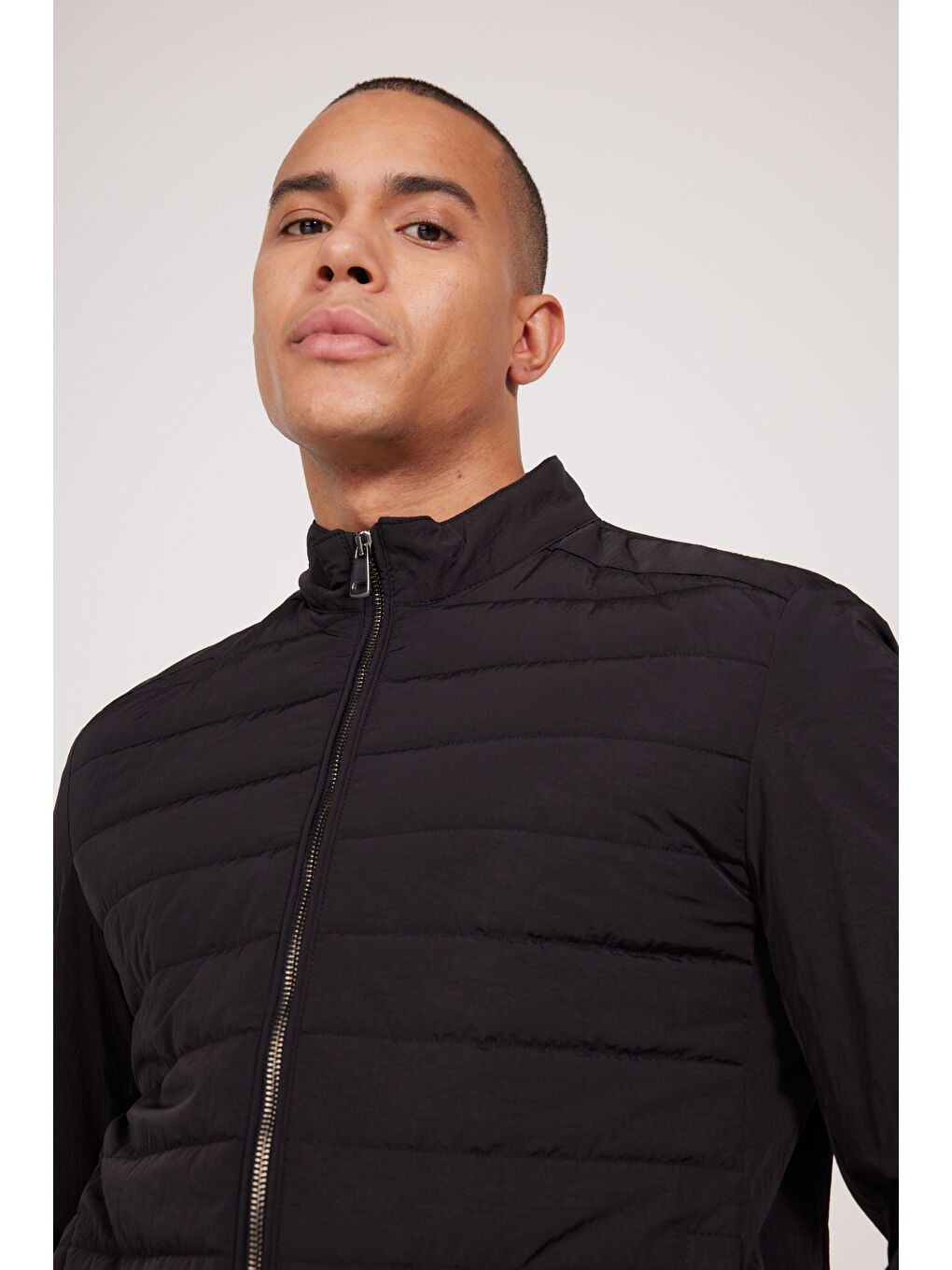 Erkek Siyah Standart Fit Normal Kesim Dik Yaka Desenli Mont-5