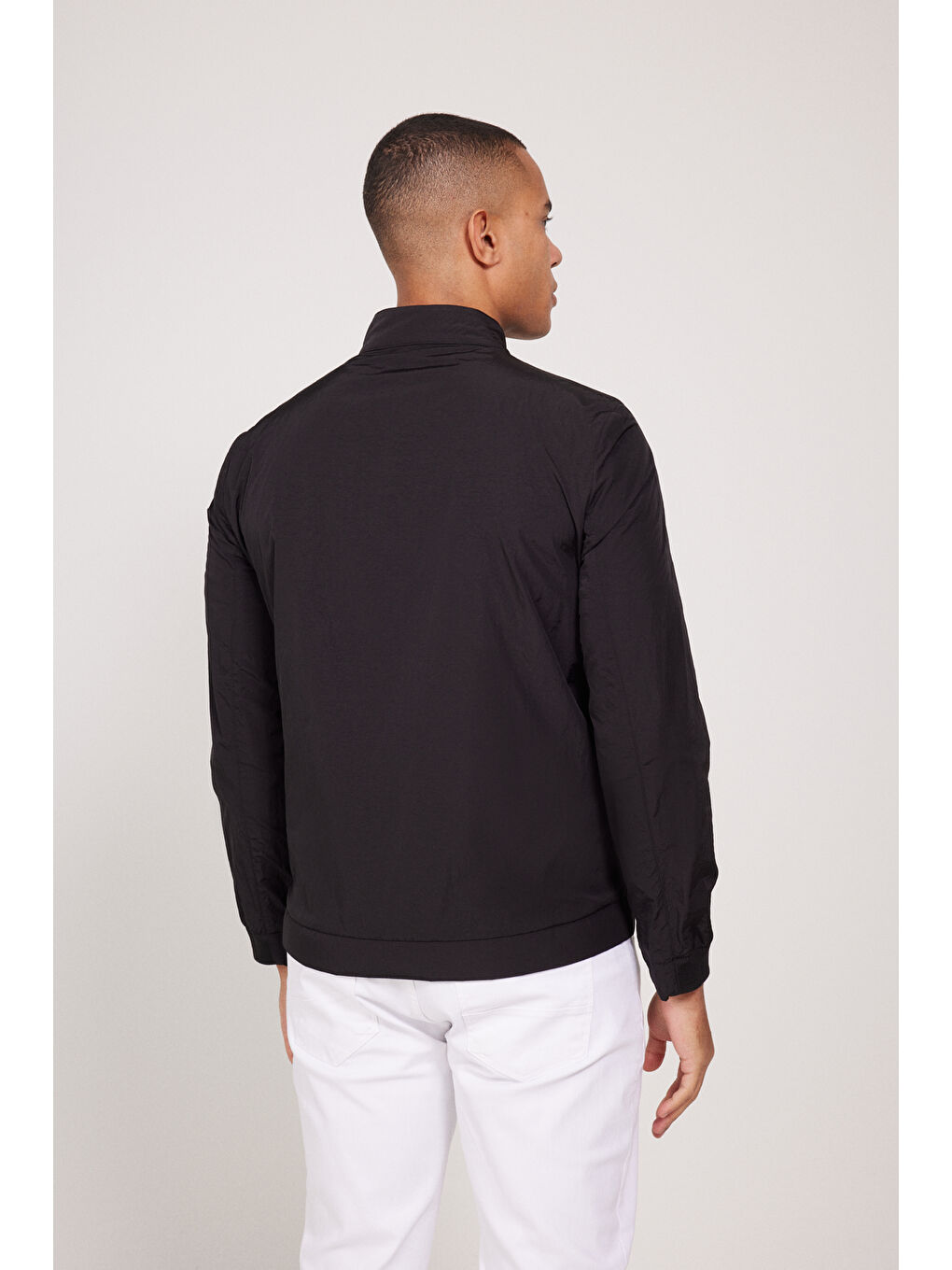 Erkek Siyah Standart Fit Normal Kesim Dik Yaka Desenli Mont-6