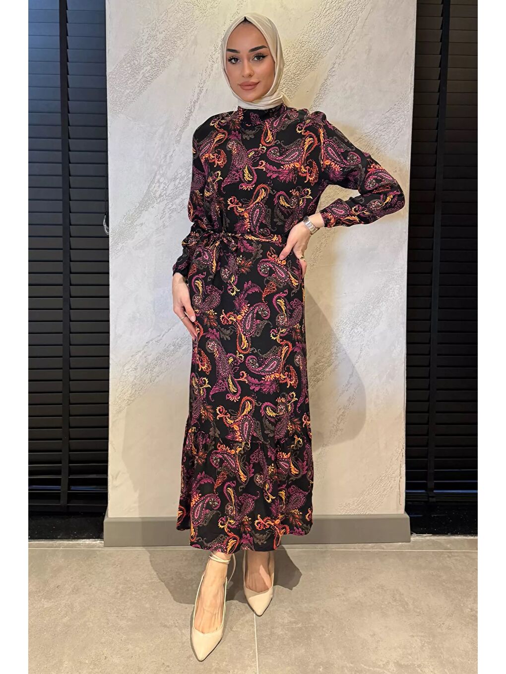 Siyah Etnik Desen Bel Kuşaklı Tesettür Viskon Elbise-1