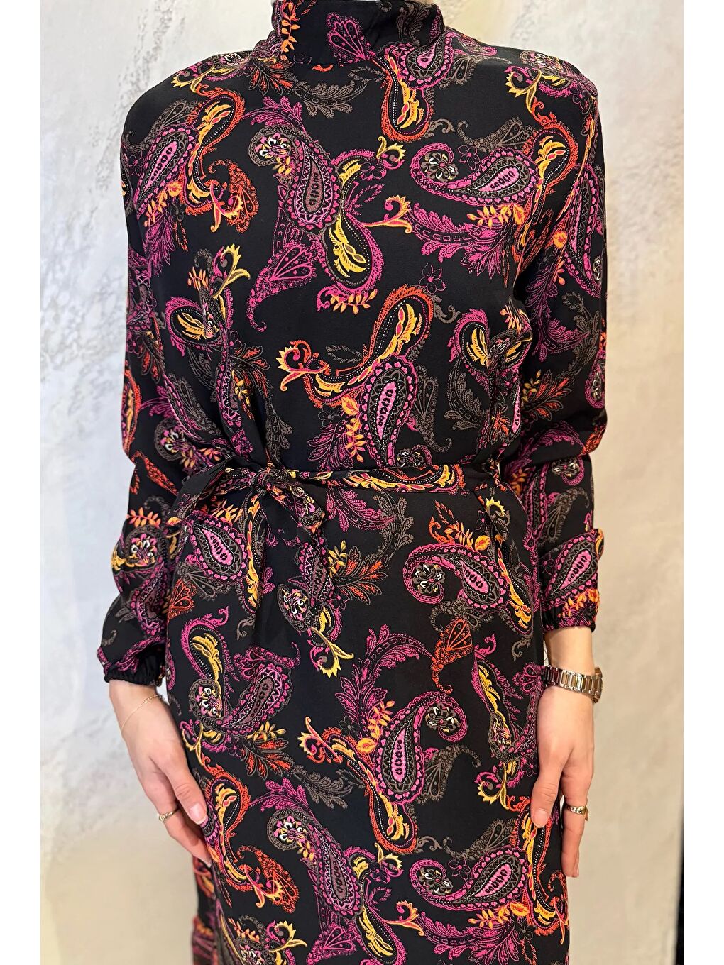 Siyah Etnik Desen Bel Kuşaklı Tesettür Viskon Elbise-4