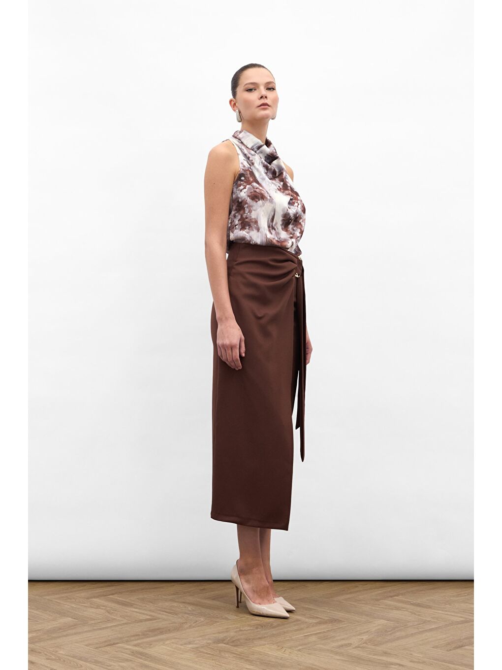 Kahverengi Aksesuar Kuşaklı Yırtmaçlı Etek - Kahve-3