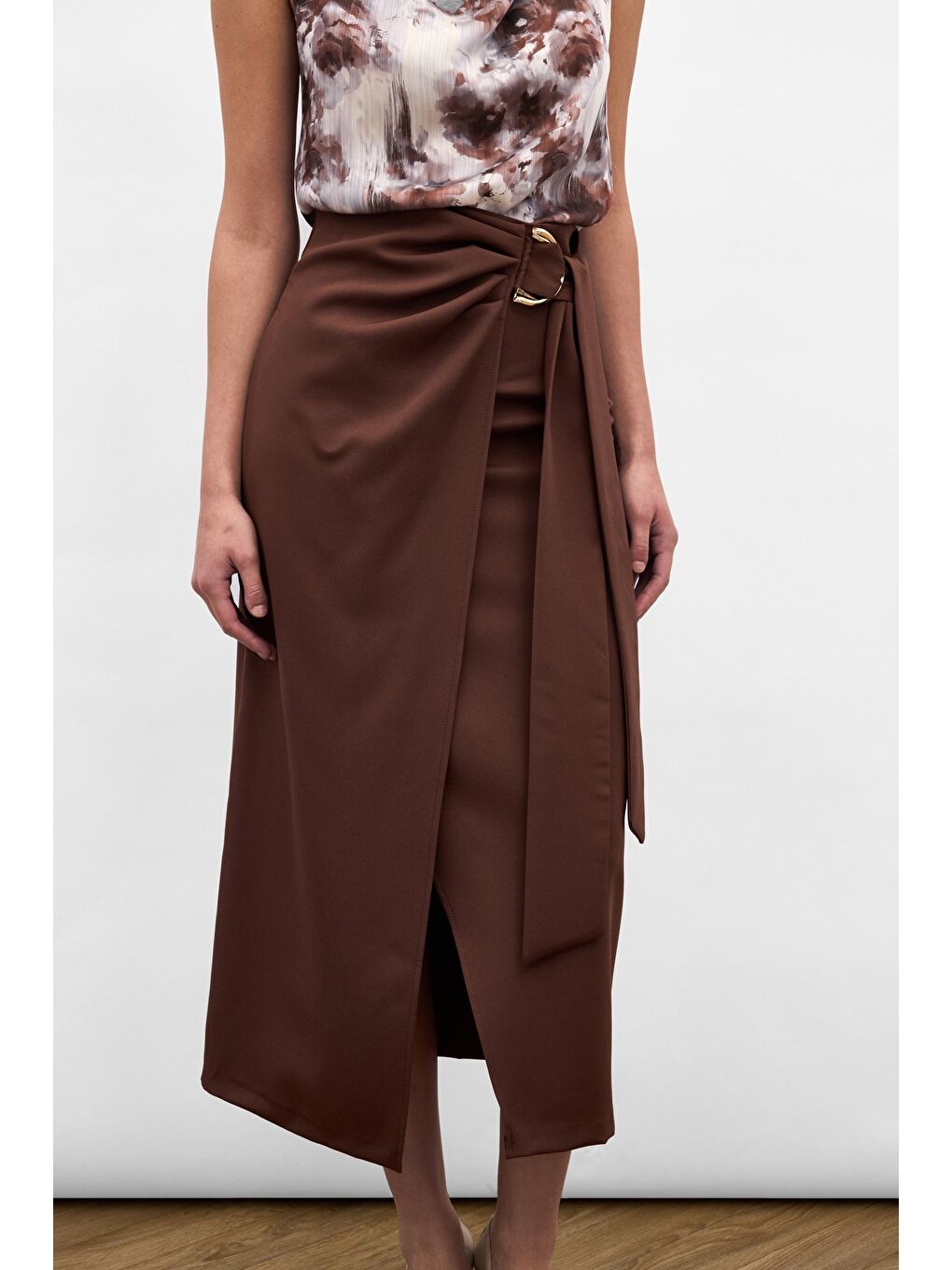 Kahverengi Aksesuar Kuşaklı Yırtmaçlı Etek - Kahve-4
