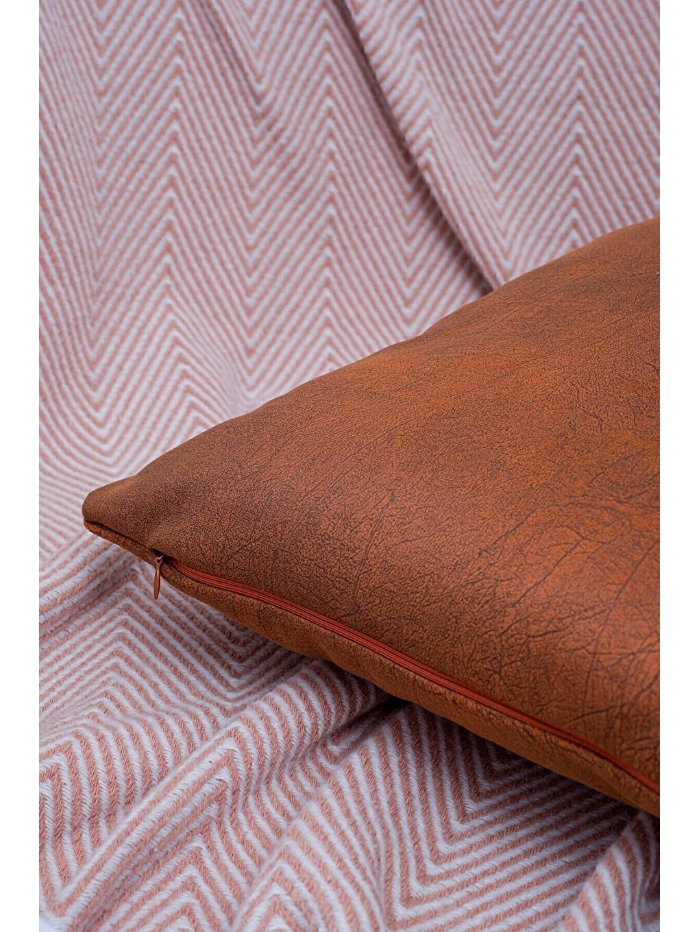 Kahverengi Süet Dokulu Mermer Desenli Kiremit Kırlent Kılıfı-2