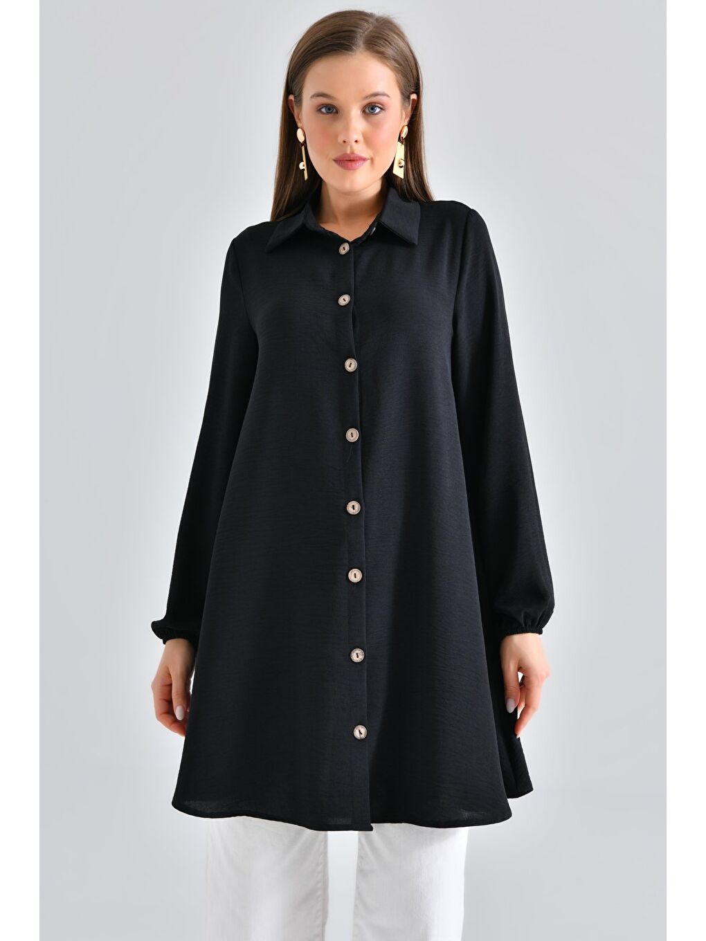 Siyah Kadın Gömlek Yaka Ahşap Düğmeli Kolağzı Lastikli Aerobin Dokuma Tunik - Regular Fit