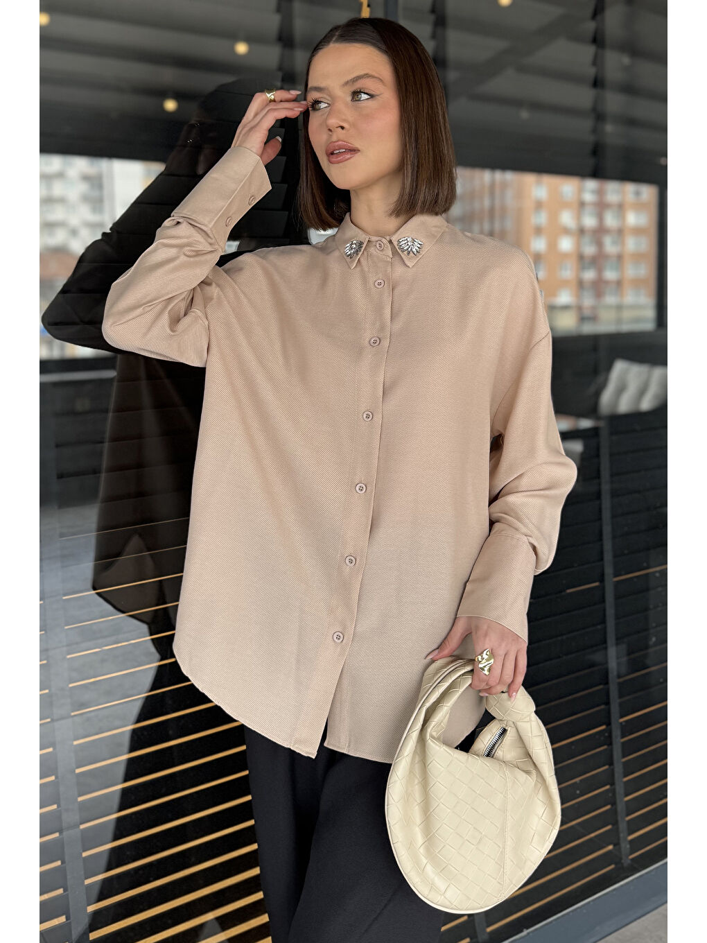 Bej Kadın Yaka Taş İşlemeli Kendinden Desenli Gömlek-1