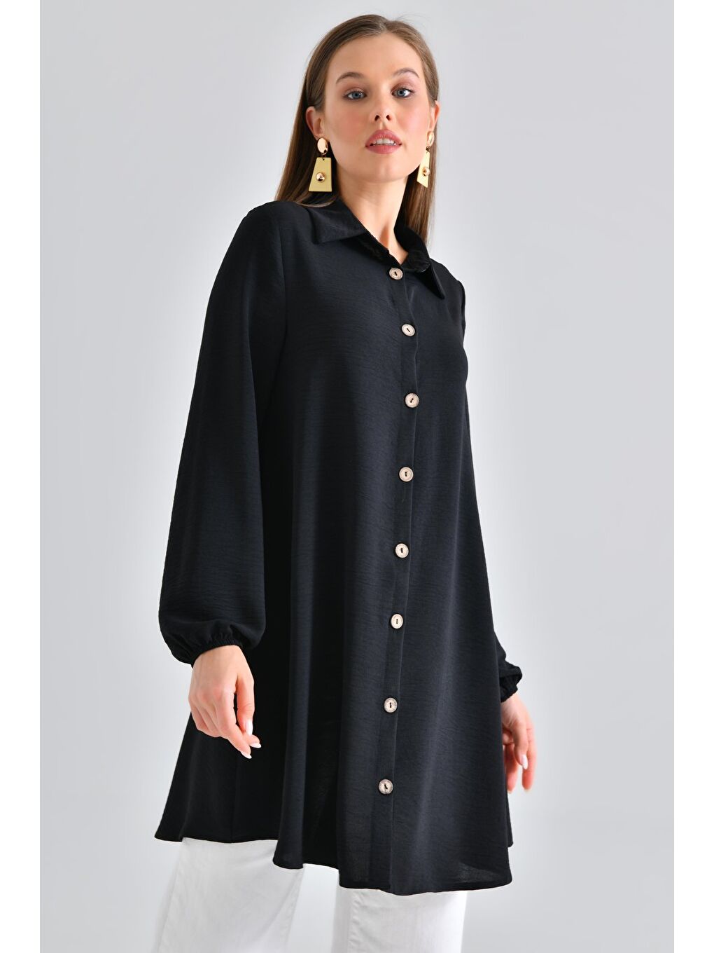 Siyah Kadın Gömlek Yaka Ahşap Düğmeli Kolağzı Lastikli Aerobin Dokuma Tunik - Regular Fit-1