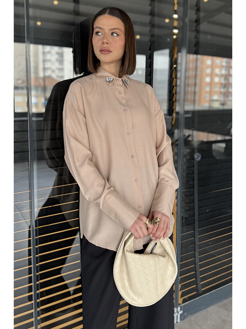 Bej Kadın Yaka Taş İşlemeli Kendinden Desenli Gömlek-2