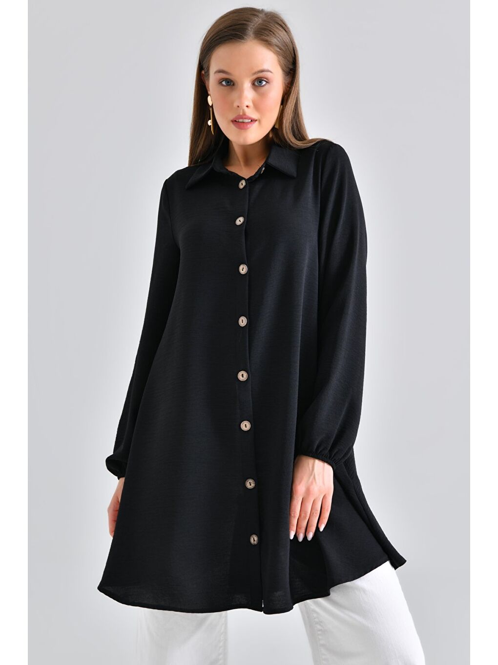 Siyah Kadın Gömlek Yaka Ahşap Düğmeli Kolağzı Lastikli Aerobin Dokuma Tunik - Regular Fit-3