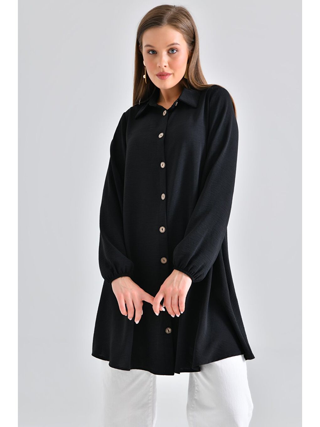 Siyah Kadın Gömlek Yaka Ahşap Düğmeli Kolağzı Lastikli Aerobin Dokuma Tunik - Regular Fit-4