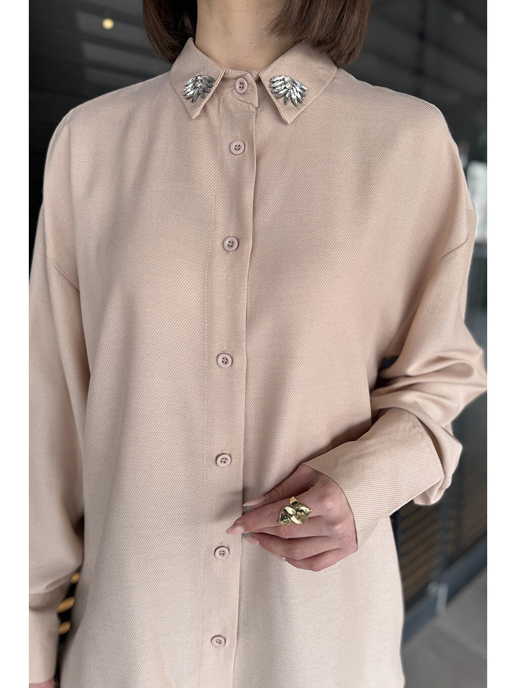 Bej Kadın Yaka Taş İşlemeli Kendinden Desenli Gömlek-3